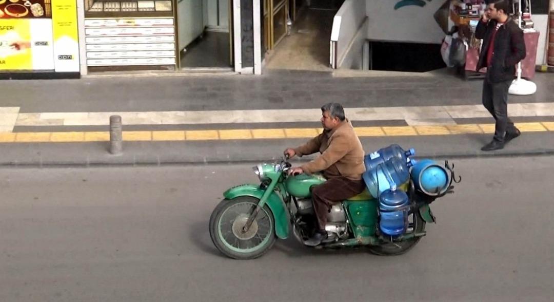 Tehlikeye rağmen motosiklet ile y&uuml;k taşımacılığı artıyor