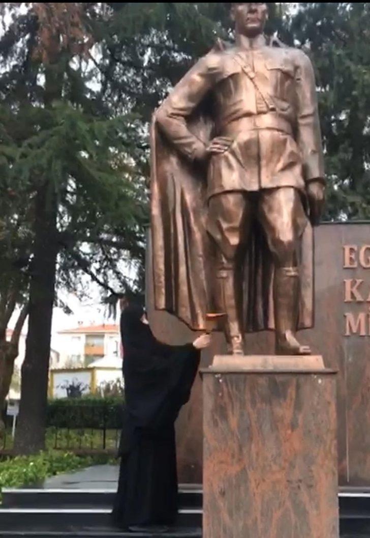 Çorlu'da bir kadın Atatürk Anıtı'na baltayla saldırdı! Her yerde aranıyor... G1