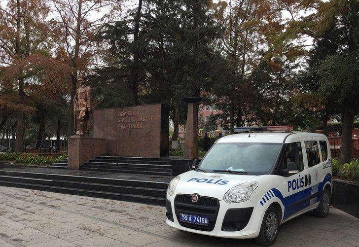 Çorlu'da bir kadın Atatürk Anıtı'na baltayla saldırdı! Her yerde aranıyor... G5