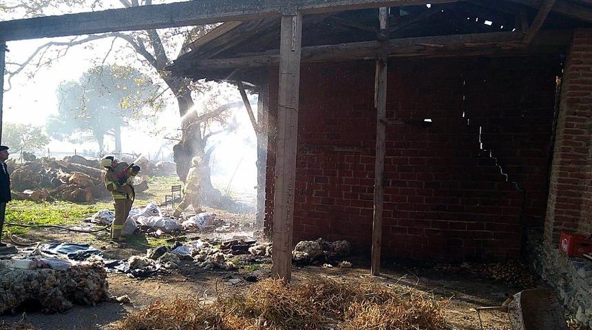 Edremit&rsquo;te ahır yangını