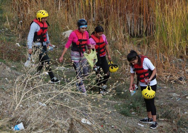 Şampiyon sporcular Sülük Gölü’nün çevresini temizledi