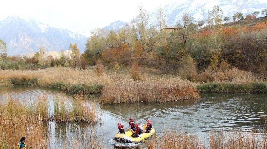 Şampiyon sporcular S&uuml;l&uuml;k G&ouml;l&uuml;&rsquo;n&uuml;n &ccedil;evresini temizledi