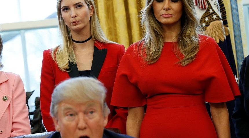 Beyaz Saray'ın kadınları tırnaklarını gösterdi!