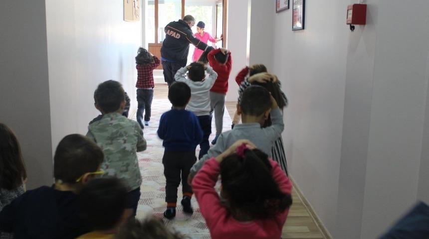 Kreş &ouml;ğrencileriyle deprem tatbikatı