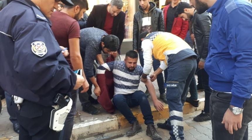 Motosiklet yayaya &ccedil;arptı: 2 Yaralı