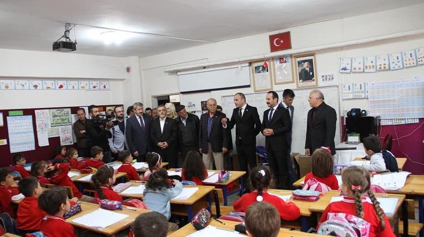 19 okulda 3 bin &ouml;ğrenciye 9 bin kışlık kıyafet dağıtıldı