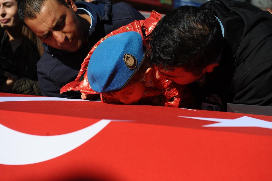 Son &ouml;p&uuml;c&uuml;k! Şehit kızı babasına b&ouml;yle veda etti