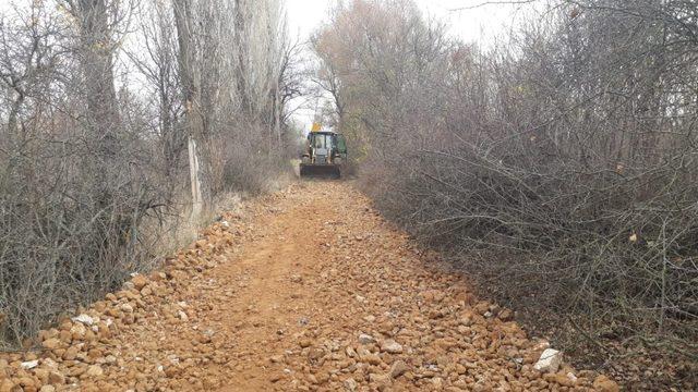 İnönü Belediyesi tarla yollarında iyileştirme çalışmalarına devam ediyor