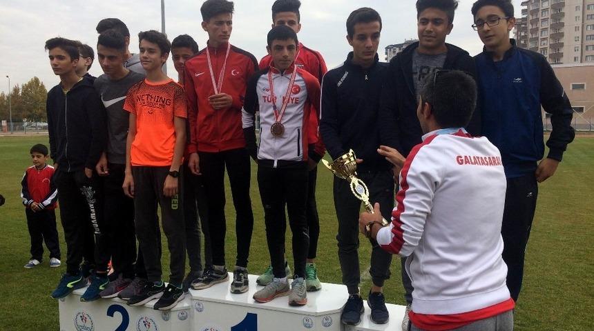 Sare&rsquo;nin madalya  avcıları başarıya koşuyor