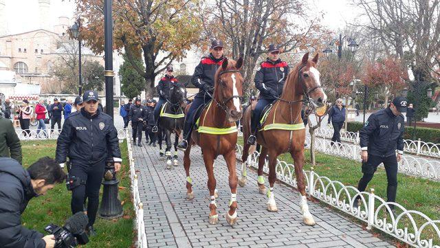 Sultanahmet Meydanı'nda atlı polisler göreve başladı