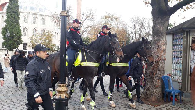 Sultanahmet Meydanı'nda atlı polisler göreve başladı