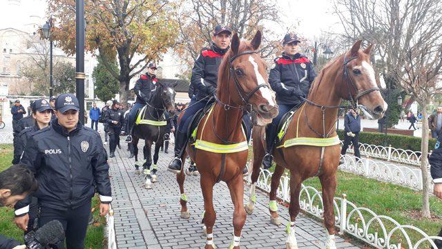 Sultanahmet Meydanı'nda atlı polisler göreve başladı