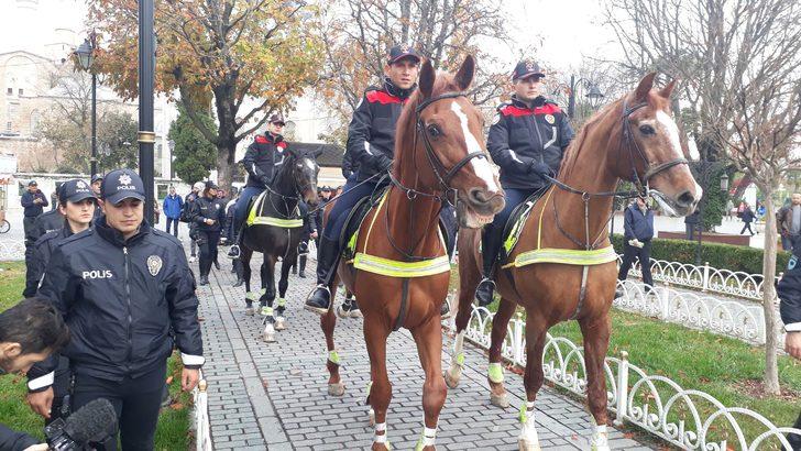 Gören makinesine sarıldı! Sultanahmet Meydanı'nı atlılar bastı G3