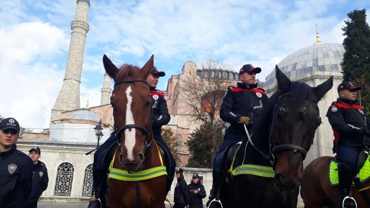 Gören makinesine sarıldı! Sultanahmet Meydanı'nı atlılar bastı G4