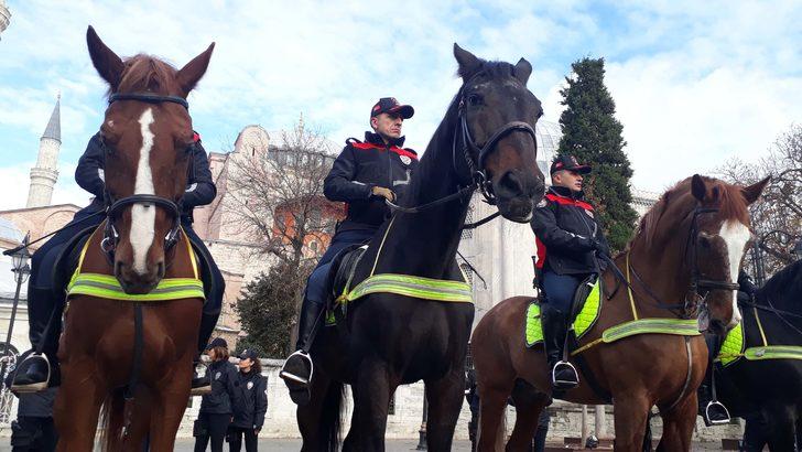 Gören makinesine sarıldı! Sultanahmet Meydanı'nı atlılar bastı G1