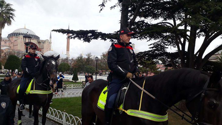 Gören makinesine sarıldı! Sultanahmet Meydanı'nı atlılar bastı G2