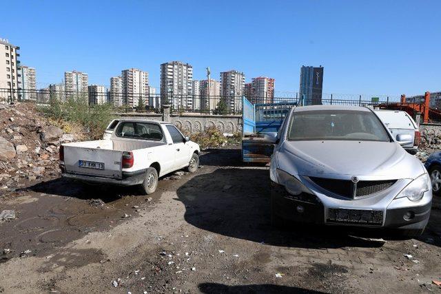 Zabıta hurda araçları otoparklara çekti