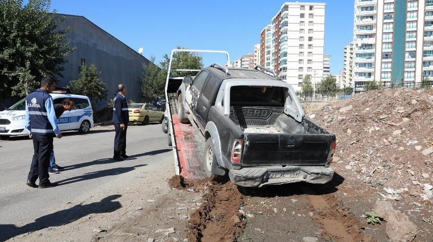 Zabıta hurda ara&ccedil;ları otoparklara &ccedil;ekti