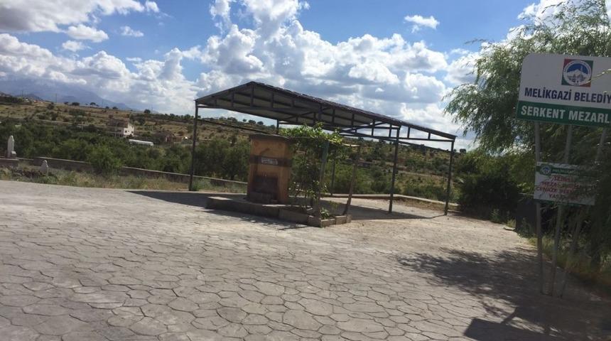 Melikgazi&rsquo;de mezarlıklar d&uuml;zenli olarak temizleniyor