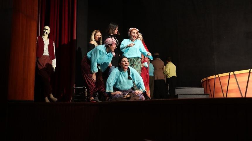 &ldquo;D&uuml;ğ&uuml;n Ya da Davul&rdquo; seyirciyle buluştu