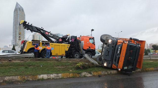 Kadıköy'de hafriyat kamyonu devrildi