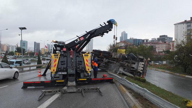 Kadıköy'de hafriyat kamyonu devrildi