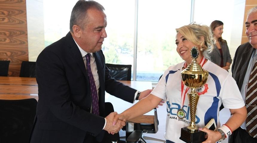 Başkan B&ouml;cek, Konyaaltı Cemevi Şampiyonlarını ağırladı