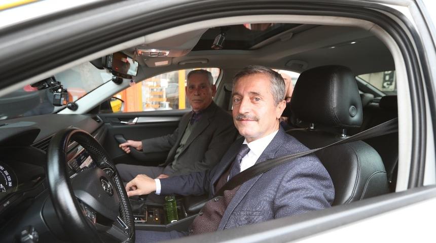 Başkan Tahmazoğlu, taksicilik yaptı