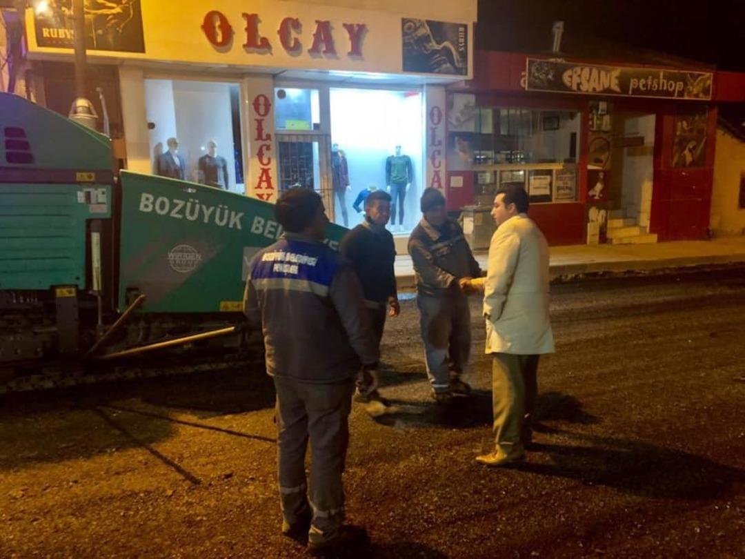 Saraycık Caddesi asfaltlama &ccedil;alışmaları gece de devam ediyor