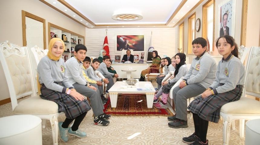 Ortaokul &ouml;ğrencilerinden Rekt&ouml;r Coşkun&rsquo;a ziyaret