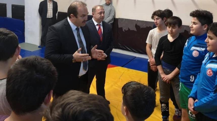 Şampiyon m&uuml;d&uuml;rden sporculara &ouml;ğ&uuml;t