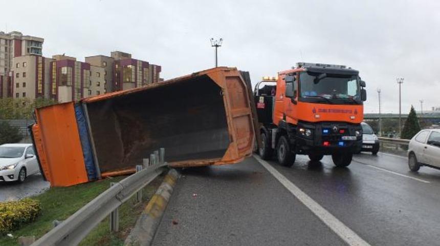 Kadık&ouml;y'de hafriyat kamyonu devrildi!