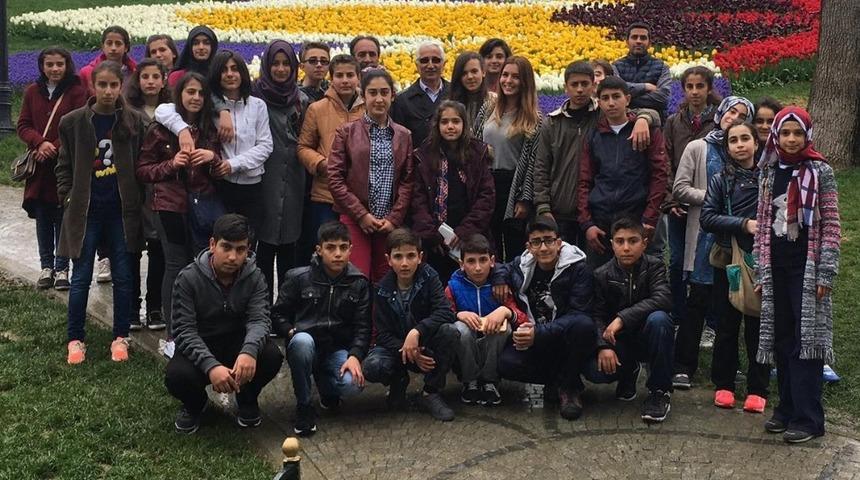 Ahlat İSDER 179 üniversite öğrencisine burs veriyor