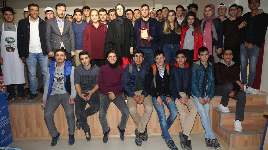 Karak&ouml;pr&uuml;&rsquo;de &ouml;ğrencilere geri d&ouml;n&uuml;ş&uuml;m ve sıfır atık anlatıldı