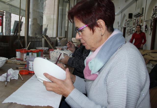 Alman kadınlar Afyonkarahisar'da Türk el sanatlarını öğreniyor