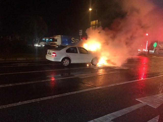 Seyir halindeki otomobil alev alev yandı