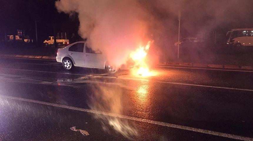 Seyir halindeki otomobil alev alev yandı