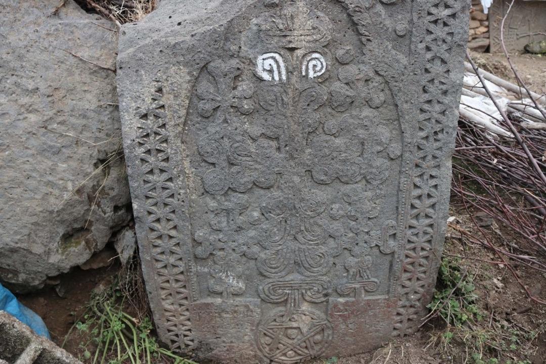 Bin 400 yıllık kilise ot ve saman deposu olarak kullanılıyor