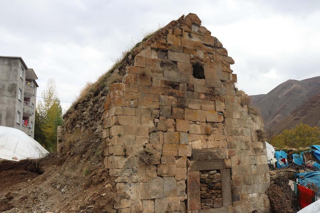 Bin 400 yıllık kilise ot ve saman deposu olarak kullanılıyor 