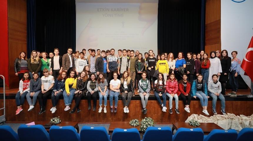 Gen&ccedil;lere nasıl başarabilecekleri anlatıldı