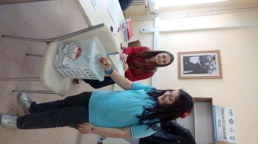 &Ouml;ğrenciler demokrasiyi yaşayarak &ouml;ğreniyor