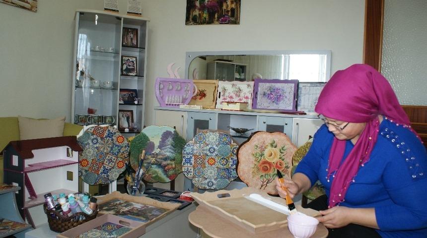 Ahşap boyama yaparak b&uuml;t&ccedil;elerine katkı sağlıyorlar