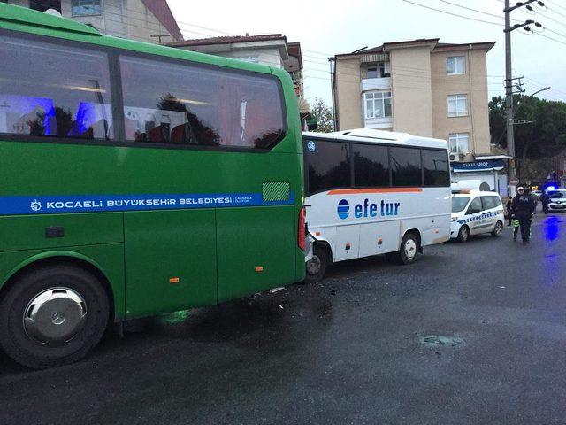 Otobüse çarpan servis aracının sürücüsü kalp krizi geçirip öldü