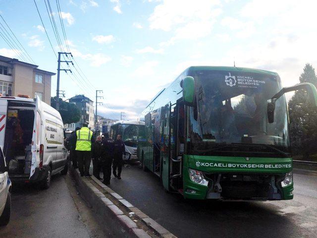 Otobüse çarpan servis aracının sürücüsü kalp krizi geçirip öldü