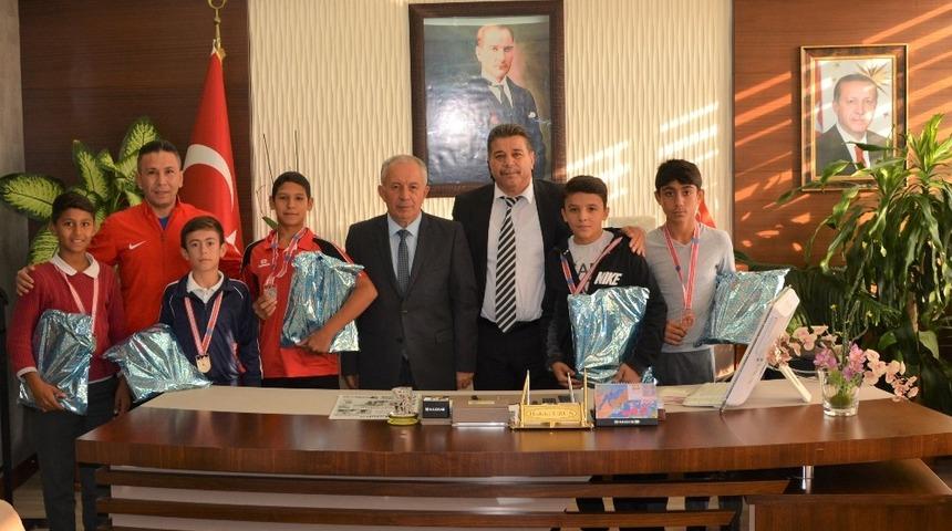 Kaymakam Uzun, başarılı g&uuml;reş&ccedil;ileri &ouml;d&uuml;llendirdi