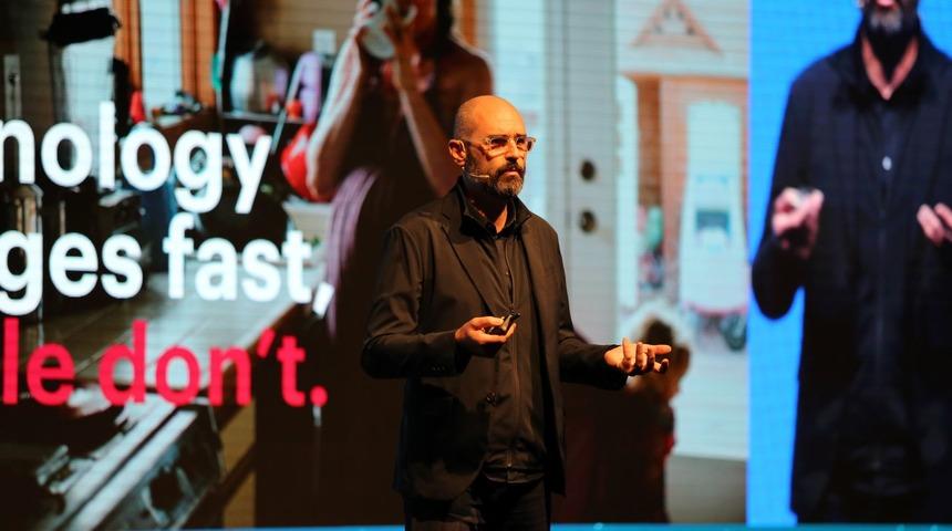 Sergio: İnsanlar robotlar karşısında yaratıcılıkla öne çıkacak 