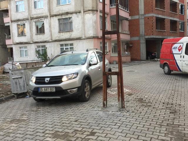 Elektrik direği yol ortasında kaldı 1