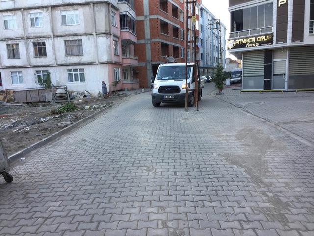 Elektrik direği yol ortasında kaldı 2
