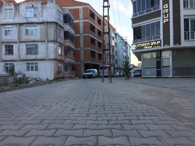 Elektrik direği yol ortasında kaldı 3