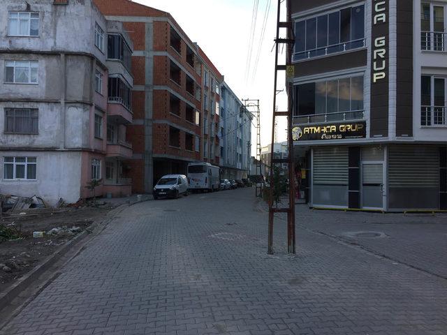 Elektrik direği yol ortasında kaldı 4